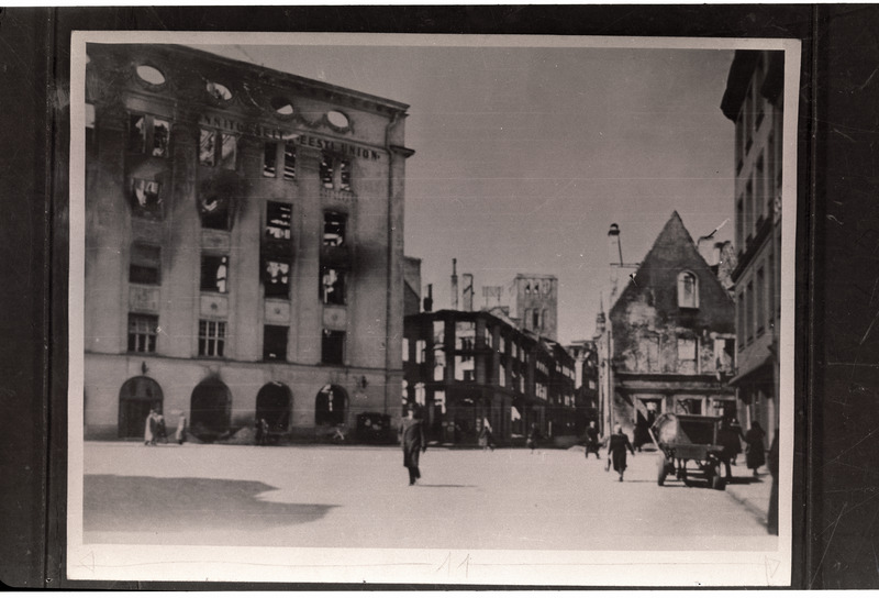 Sõjapurustusi Tallinnas Suur-Karja tänaval, tagaplaanil Vana-Posti tänav, 1944. aasta.