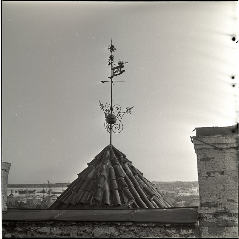 Tuulelipp Väike-Rannavärava tornil.