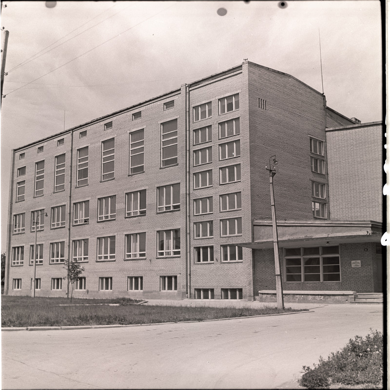 Tallinna 16. Keskkooli välisvaade, Kivimurru tn 9