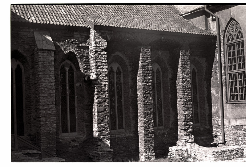 Vaade Dominiiklaste kloostri lääneristikäigu akendele kloostri õuelt.