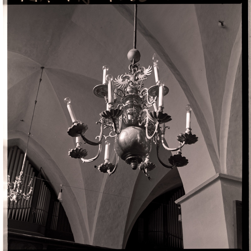 Pühavaimu kiriku lõunalöövi keskmine kroonlühter, 17. sajand.