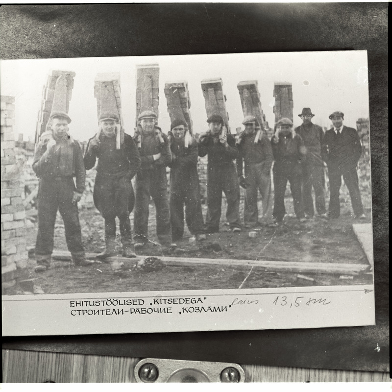 Töölised "kitsedega" telliseid tassimas