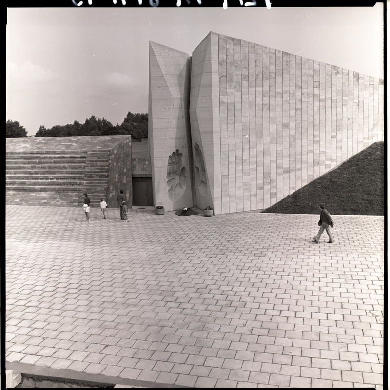 Osa Maarjamäe memoriaali väljakust