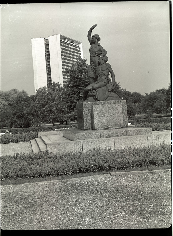 Mälestusmärk 16. okt. pargis