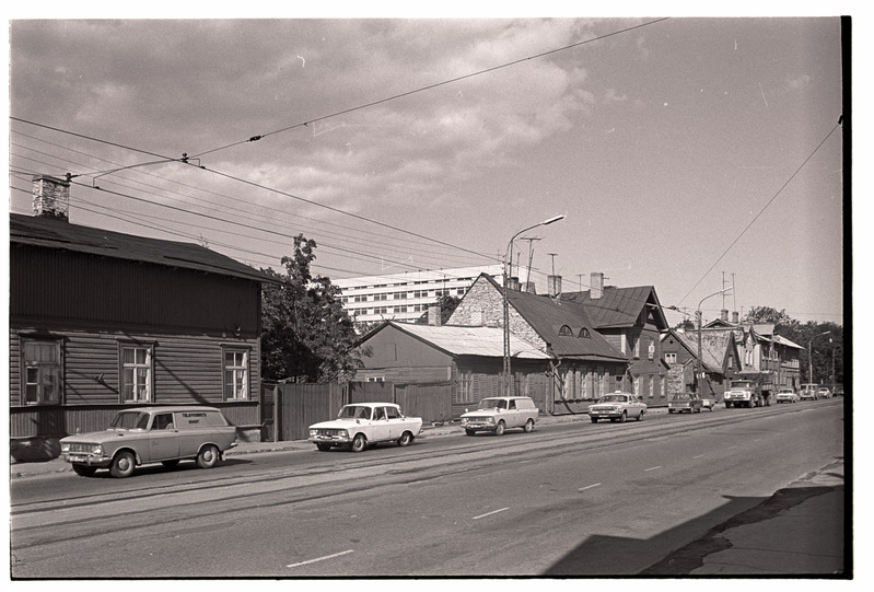 Tallinn. Vanad puumajad Pärnu mnt. Paide peatuse juures