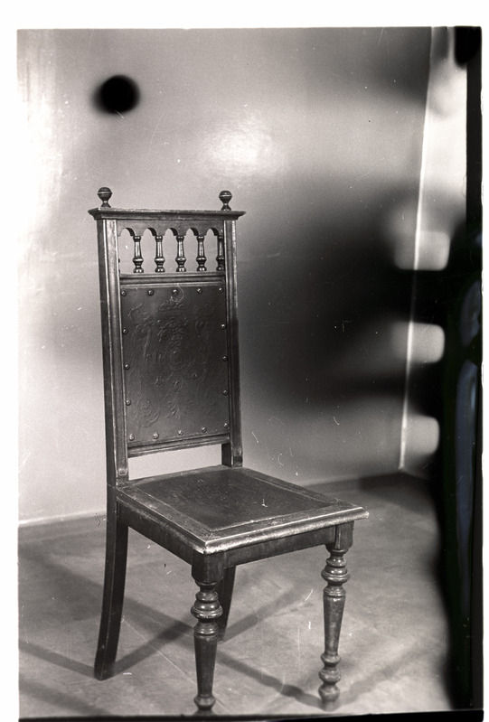 Kõrge seljatoega tool 1920-ndatest aastatest.