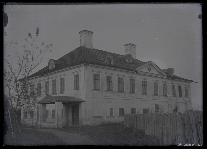Kõo mõisahoone, vaade sissekäigule.