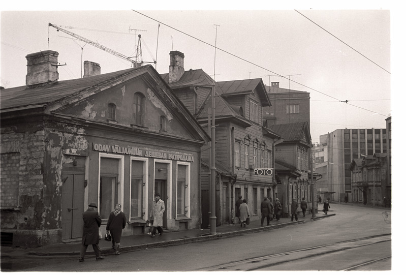 Tallinn. Hooned Tartu mnt 10 ("Odav väljamüük") Tartu mnt 8 ("Foto")