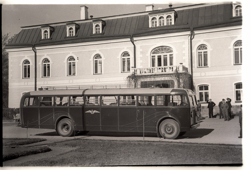 Noorte Meeste Kristliku Ühingu (NMKÜ) turismibuss Kehtna mõisa ees