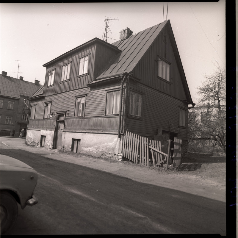 Mansardkorrusega puuhoone