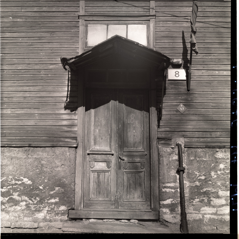 Suur-Laagri t. 8 maja välisuks