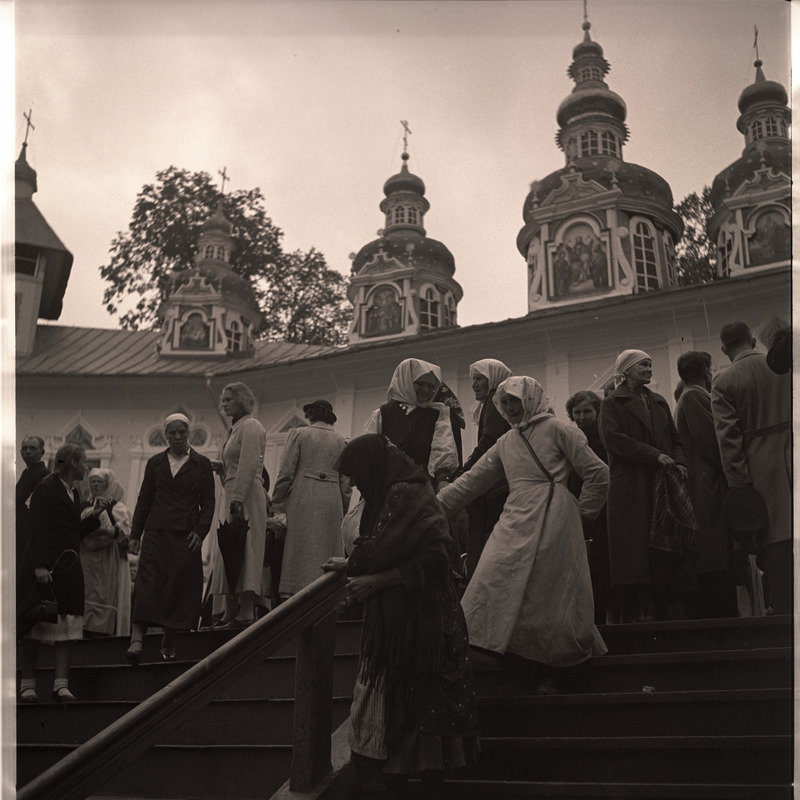 Petseri, rahvas peakiriku esisel.