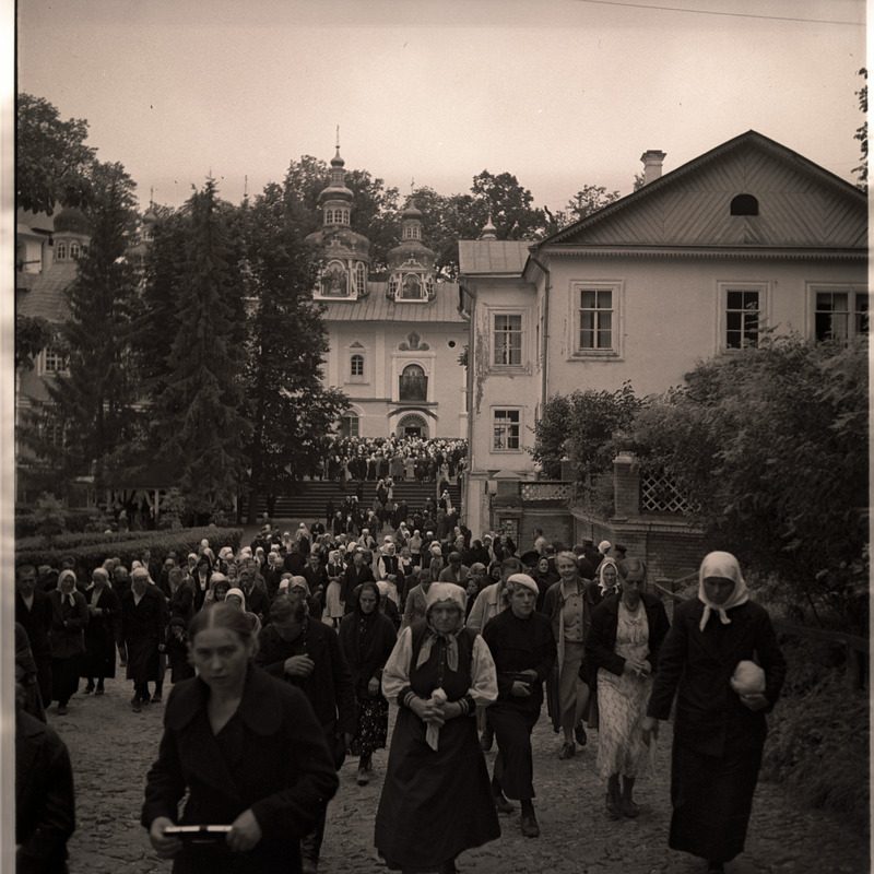 Petseri, rahvamurd ristikäigul.