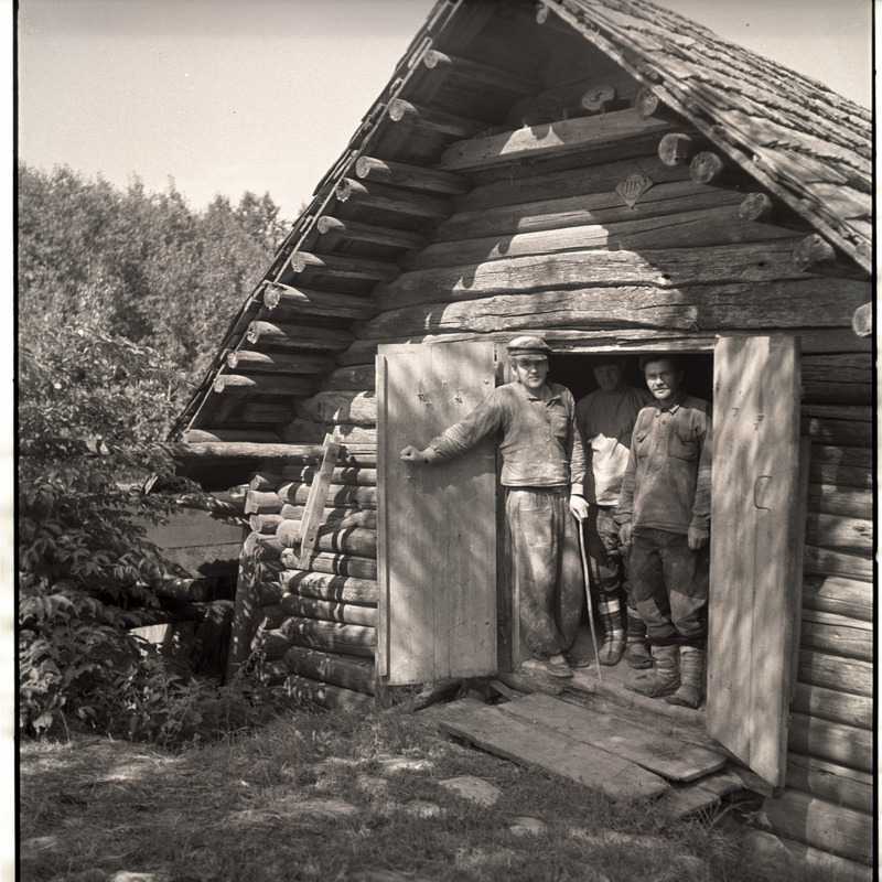 Setumaa, inimesed palkmaja uksel.