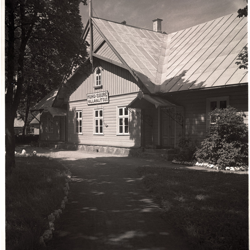 Muhu, vaade hoonele sildiga "MUHU-SUURE VALLAVALITSUS".