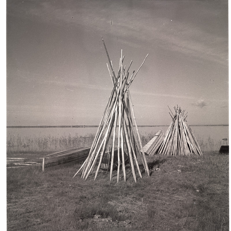 Muhu, vaade koonusena püsti asetatud roigastele (suveköök?).