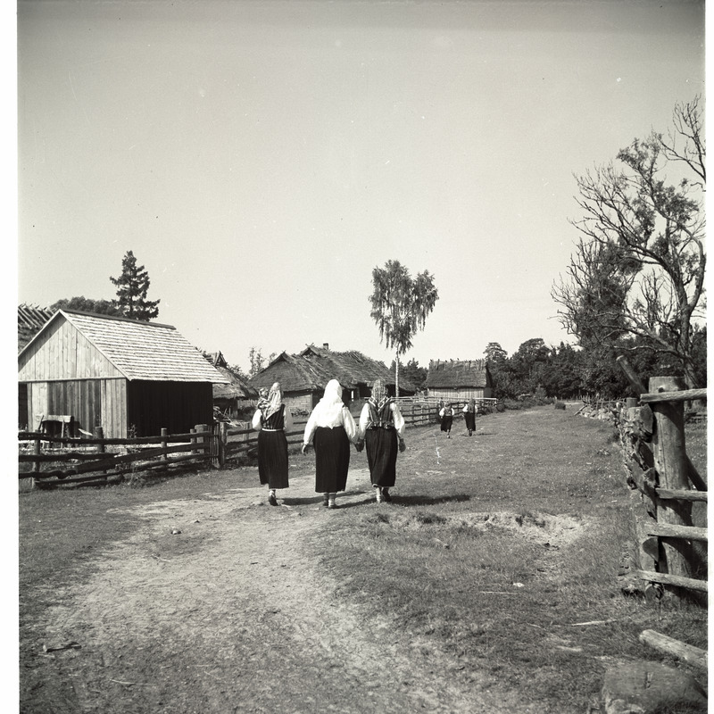 Ruhnu, naised küla vahel.