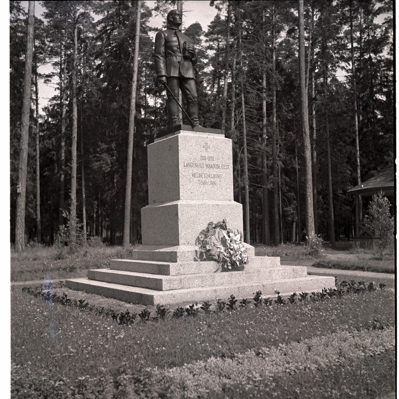 Tõrva Vabadussõja mälestussammas.