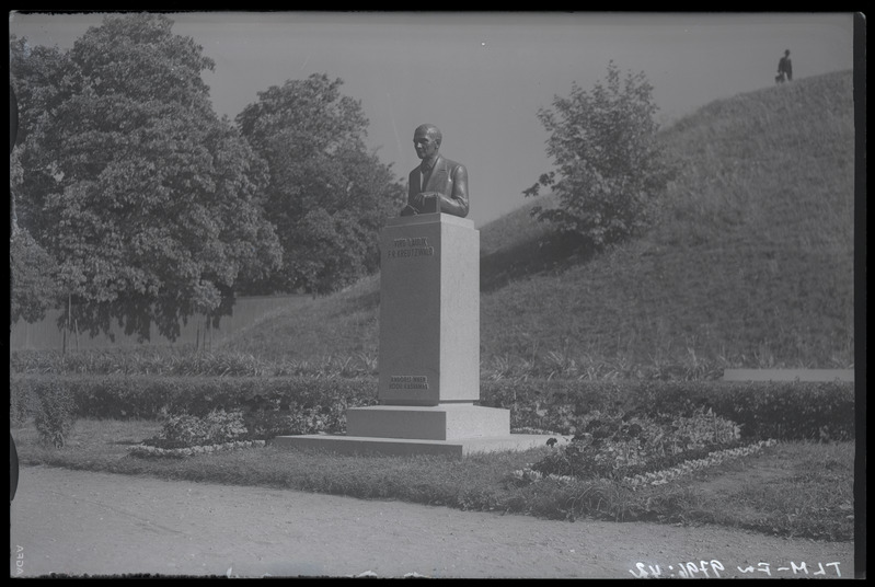 Rakvere, F.R. Kreutzwaldi monument.