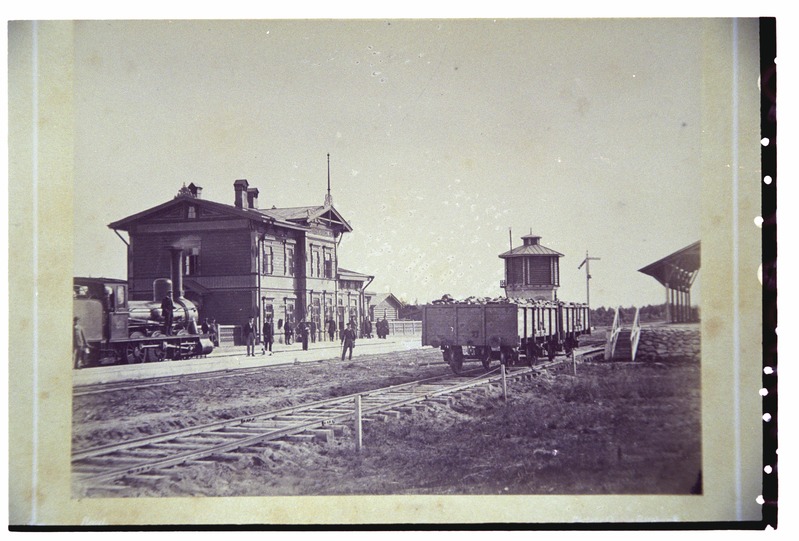 Vaade Püssi raudteejaamale, jaama ees seisab vedur.