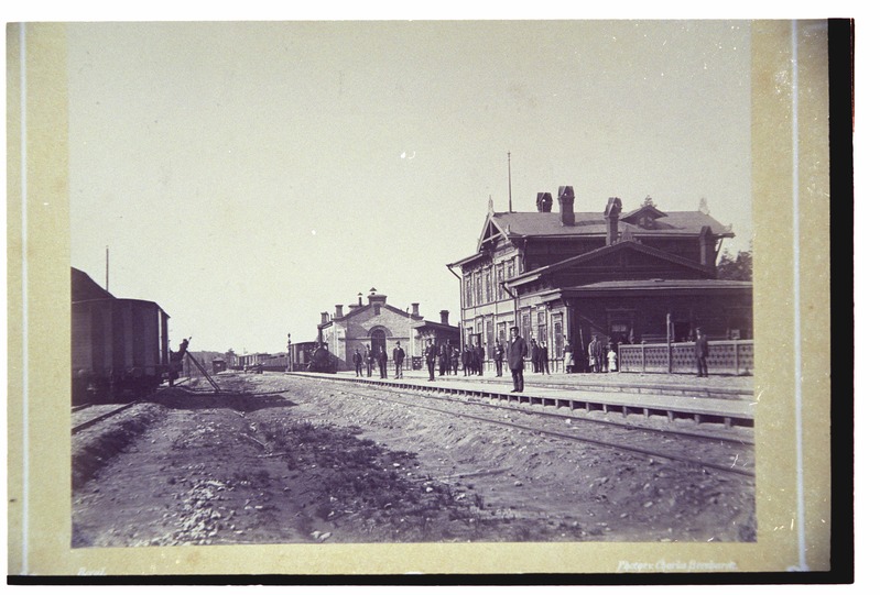 Vaade Jõhvi raudteejaamale, eemal seisab kaubarong.