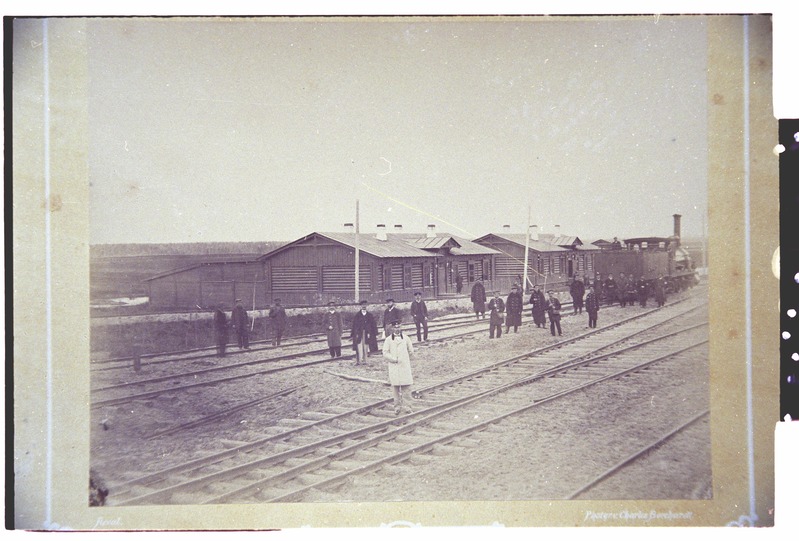 Tosna raudteejaam, jaama ees seisab vedur, rööbaste vahel raudteelased.