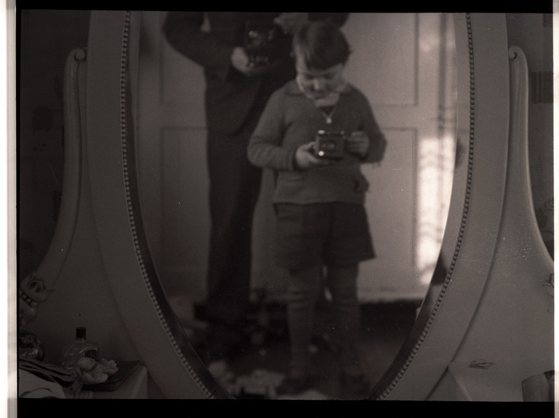 Isa ja poeg autoportreed pildistamas läbi peegli