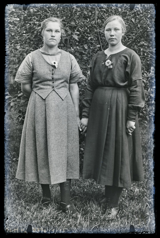 Paarisportree: Rosalie Veinberg (Lutsoja) ja Helene Lutsoja