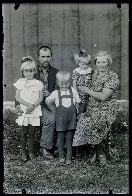 Perekonnaportree: Perekond Soosalu Nõrava Kulli talust
