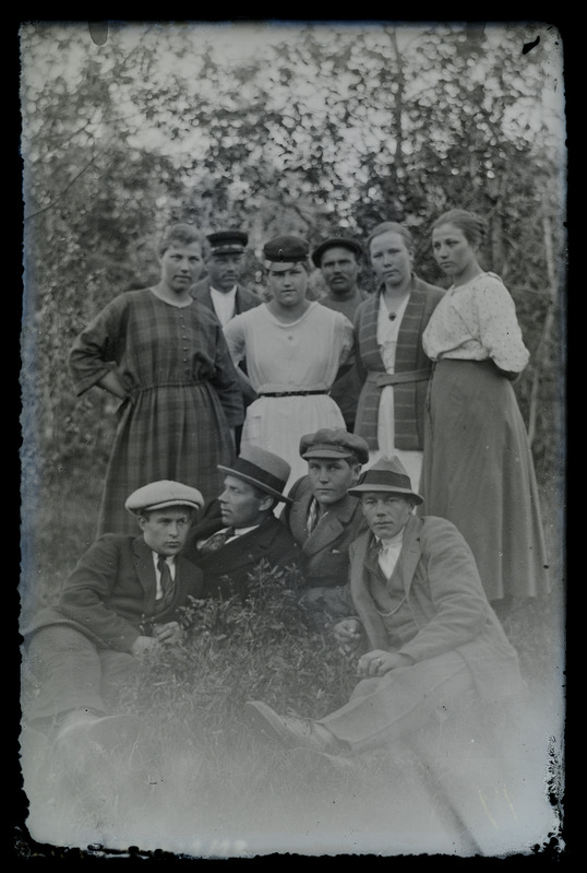 Grupiportree: I r. v. Arnold Veinberg, August Puurand, Juhan Leetsoja, II r. v. Meeta Puurand, Juhan Puulaid, Rosalie Veinberg, Kaarel Valgmäe, Helene Leetsoja, P. Leetsoja