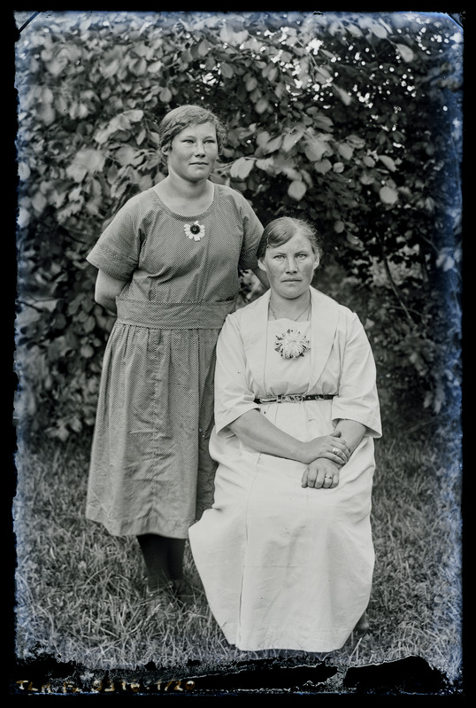 Paarisportree: Hilda Karnes ja Helene Arnover
