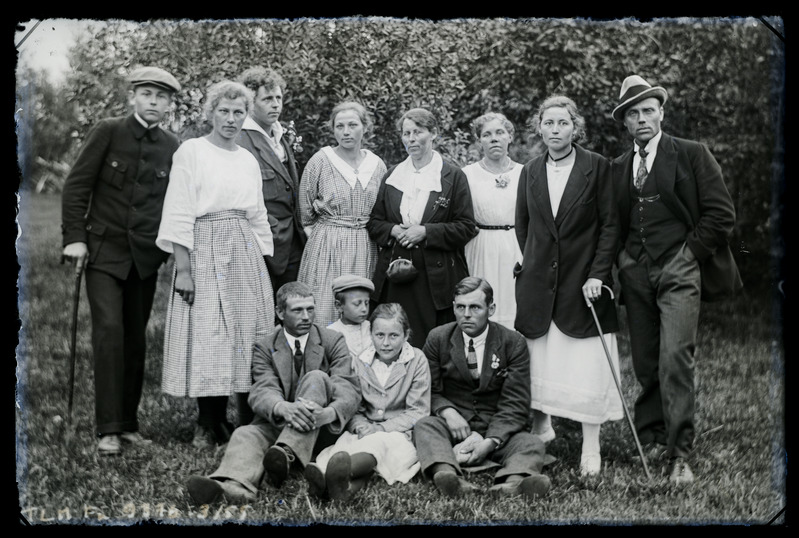 Grupiportree: Tuhala Vainu talu rahvas (Theodor Altermanni sugulased)