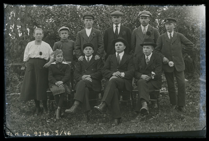 Grupiportree: Mehed koos ühe naise ja tütarlapsega; esimene rida istub, teine seisab