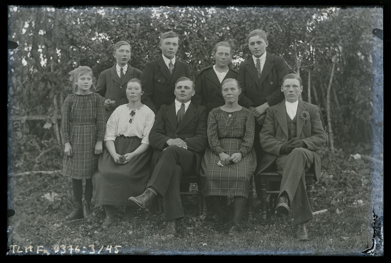 Grupiportree: Kuus meest, kaks naist ja üks tütarlaps; esimene rida istub, teine rida seisab