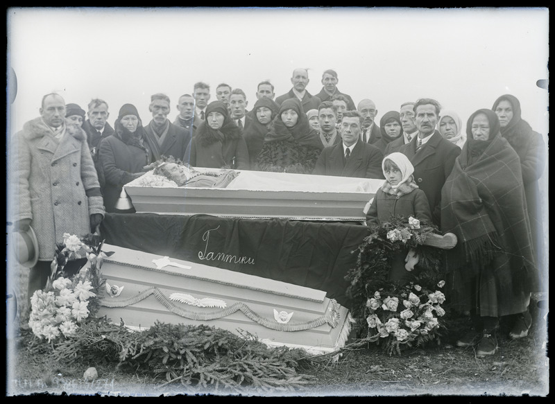 Grupiportree: matused, tundmatud leinajad sarga ümber. Foto pärineb Aaviku perest.