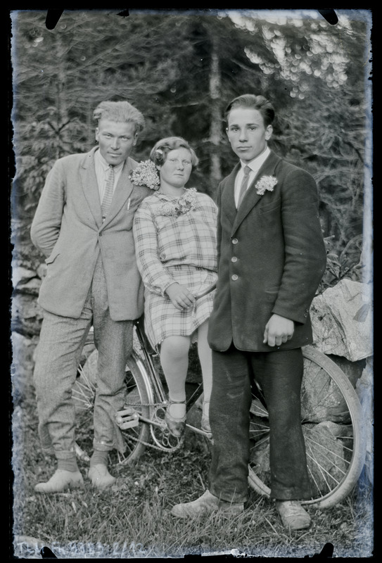 Grupiportree: tundmatu kolmik jagrattaga fotograafile poseerimas