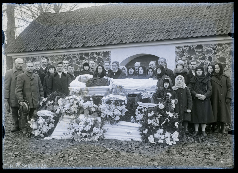 Grupiportree: tundmatud matuselised avatud sarga ümber Tuhala kalmistu kabeli ees.