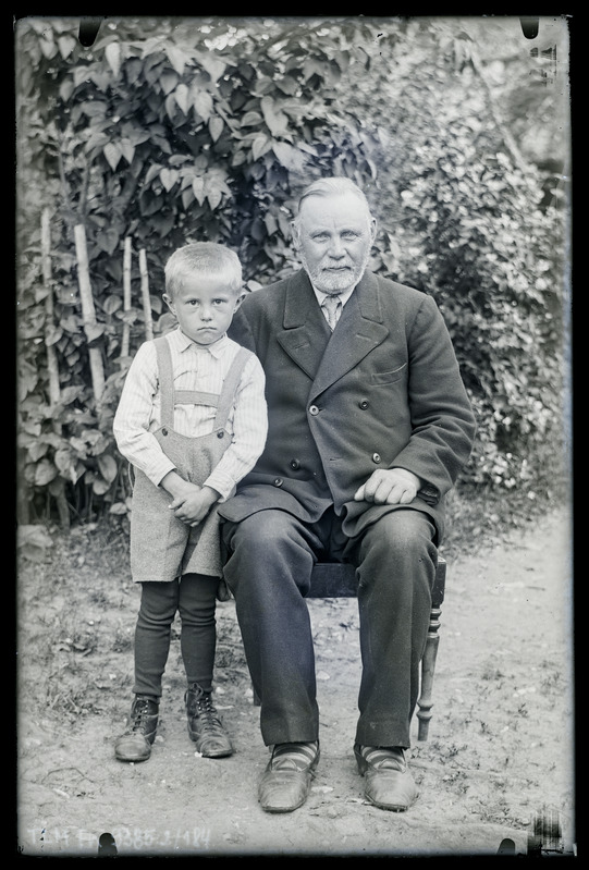 Kaksikportree vasakult: Osvald Rannaste ja vanaonu Tallinnast, Kihu talus.