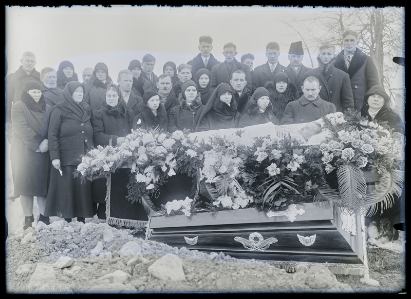 Matused: tundmatud matuselised avatud sarga juures.