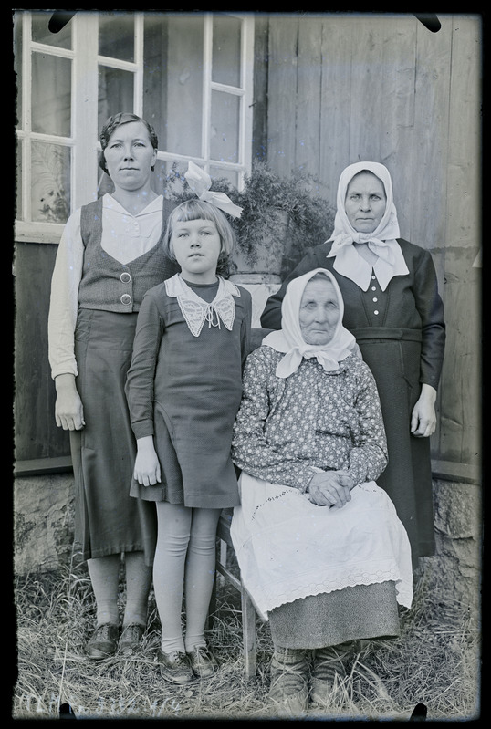 Grupiportree: vasakult Pauline Viidas, Lilianne Viidas, Luik, Puusepp