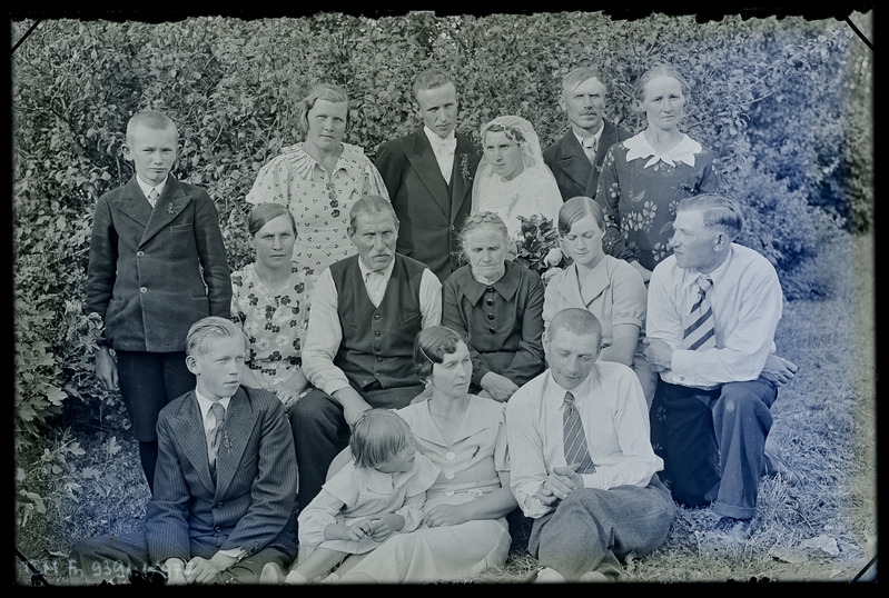 Grupiportree: Arko Kinkari pulmad Tõna-Antsu talus, Nõrava külas. Pruutpaar pulmakülalistega poseerimas fotograafile.