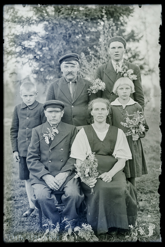 Grupiportree: Perekond Vallimäed, Leena ja Juhani pere.