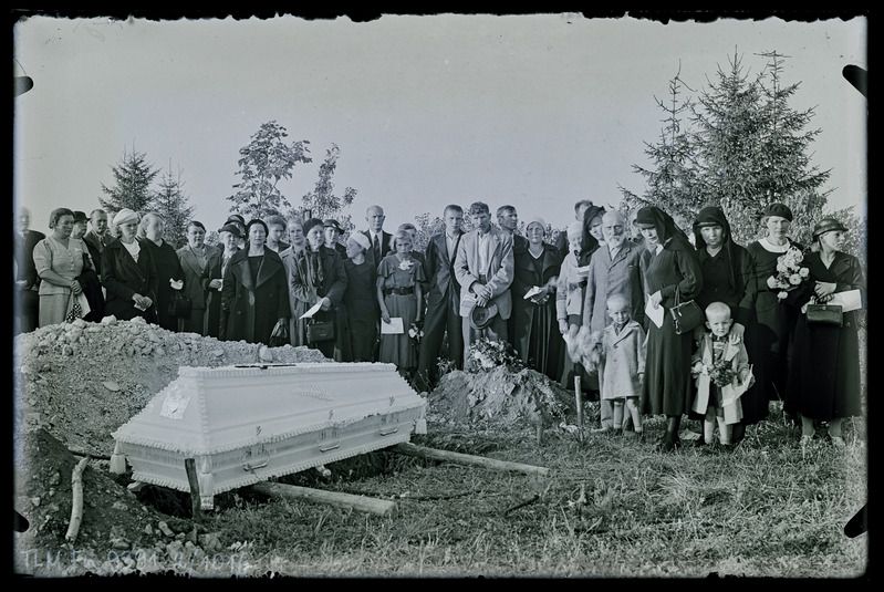Grupiportree: tundmatu matusetalitus Tuhala kalmistul.