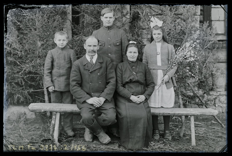 Grupiportree: perekonnaportree isa, ema ja kolme lapsega