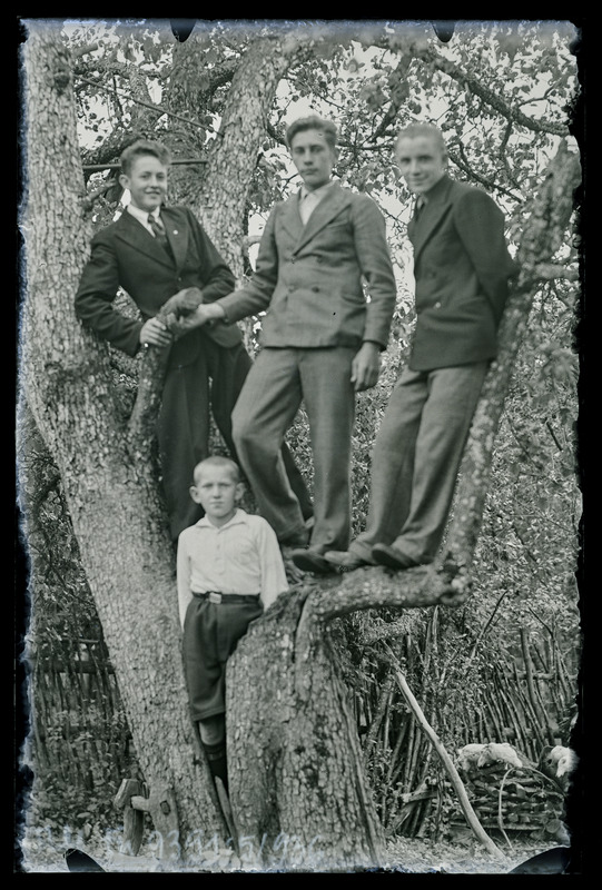 Grupiportree ülemises reas vasakult: Elmar Kivistu, Oskar Kuutok, Hugo Lutsoja; all: Vello Innuberg, poseerimas jändrikul puutüvel.
