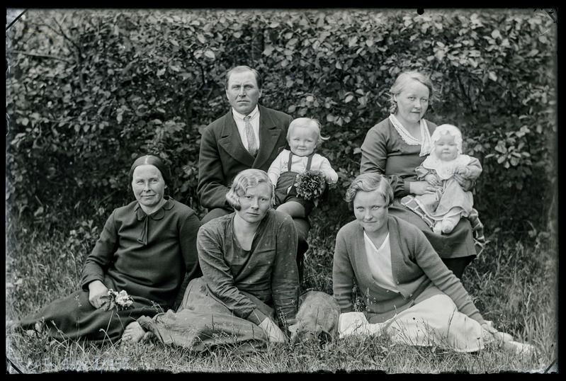 Grupiportree vasakult tagant: Gustav ja Anette Lehtmets lastega: Kaljo ja Helle. Vasakul maas istub: Helene Marie Lehtmets (Raud) ja veel kaks tundmatut naist.