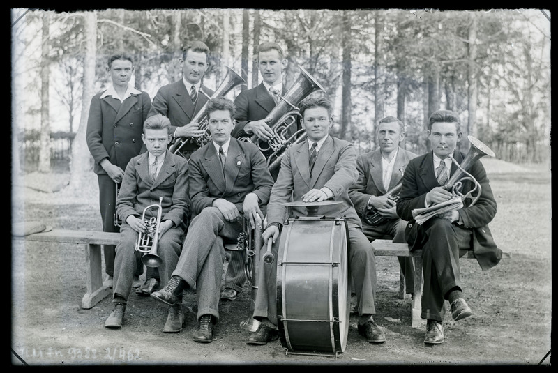 Grupiportree: Tuhala Pritsimeeste orkester, I rida vasakult: Harald Saueauk, Evald Sepik, Juhan Pikkoja, Juhan Kruus, Endel Vasman; II r v: Evald Saueauk, Evald Papp, Johannes Kadak.