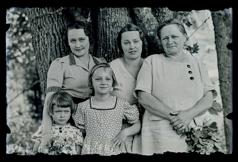 Grupiportree: vasakult Erika Jensen, Vilma Kütt lastega, nende ema Päärt