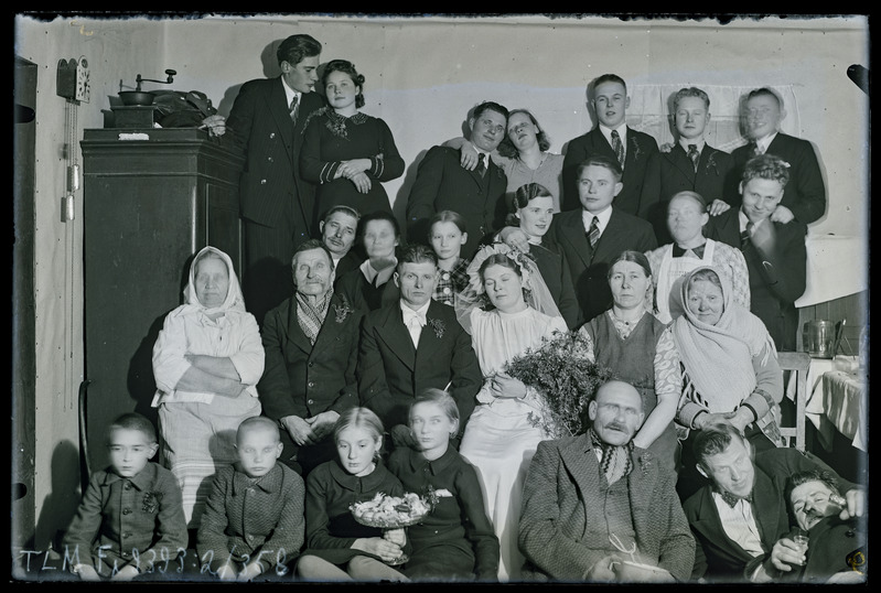 Grupiportree: Johannes ja Aliide Rikmanni pulmad Tuhala Vanakubja talus