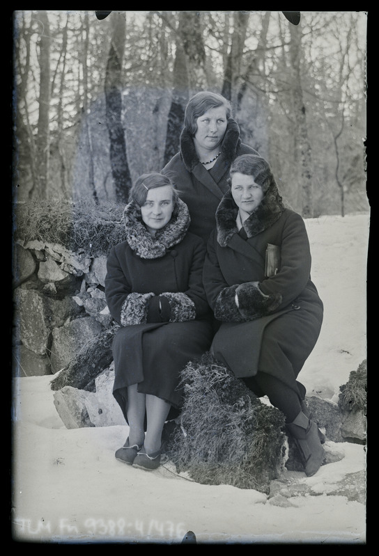 Grupiportree, I rida vasakult: kangakursuse juhataja, Herta Pääsuke; II r: Hilda Rebane.